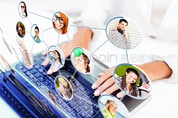 社交網(wǎng)絡(luò)、通信技術(shù)與互聯(lián)網(wǎng)時(shí)代下的職場(chǎng)新貌 筆記本電腦前的女商人